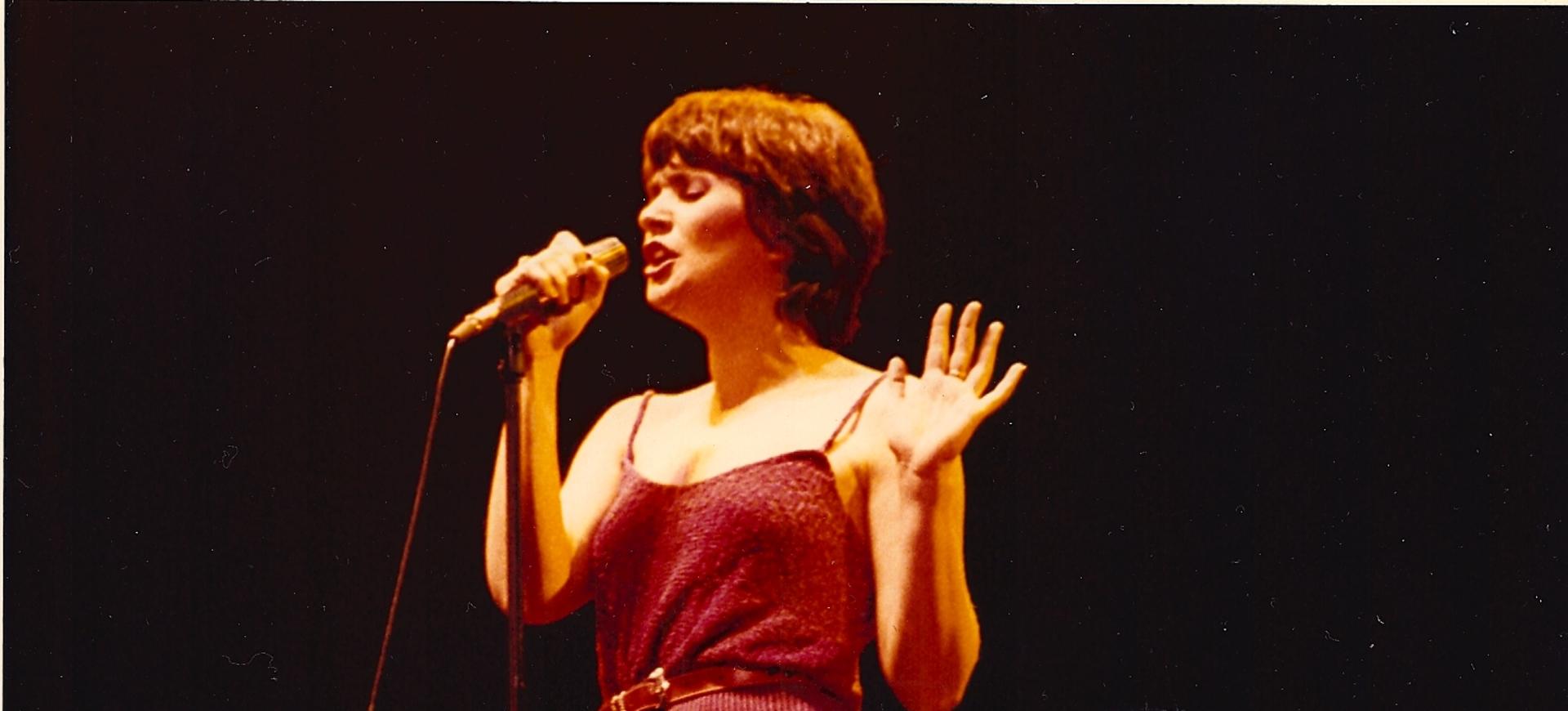 linda ronstadt red dress Linda Ronstadt Photos